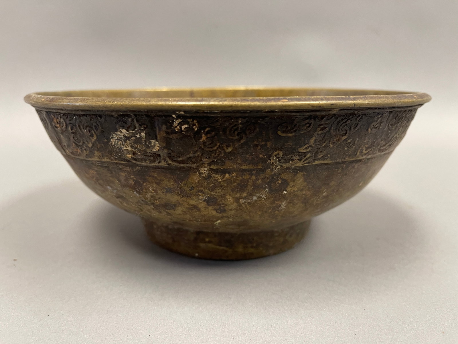 17TH C BRONZE BASIN: 17TH C BRONZE BASIN W/ INTRICATELY DESIGNED PATTERN ON BODY AND MAKERS CASTING ON BOTTOM 8.5" X 4"