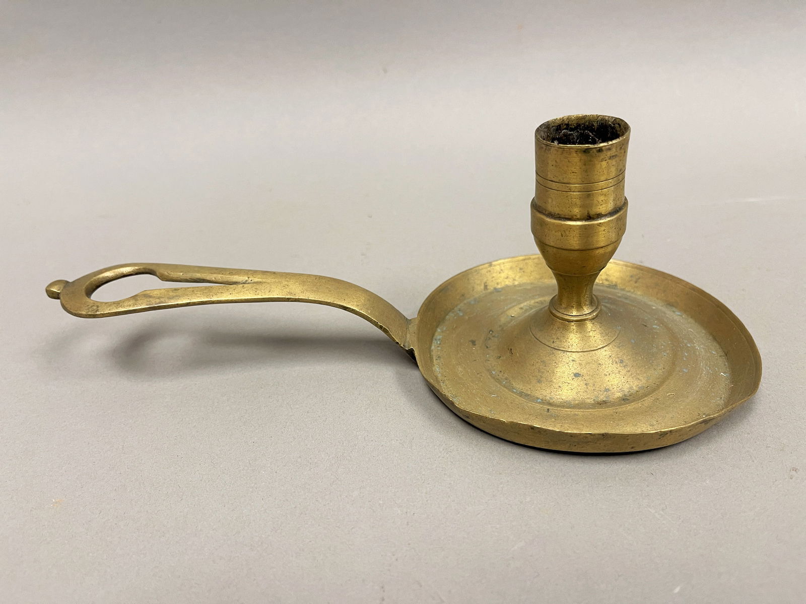 EARLY 19TH C BRASS CHAMBER STICK W/ DECORATIVE HANDLE (1 of 3)