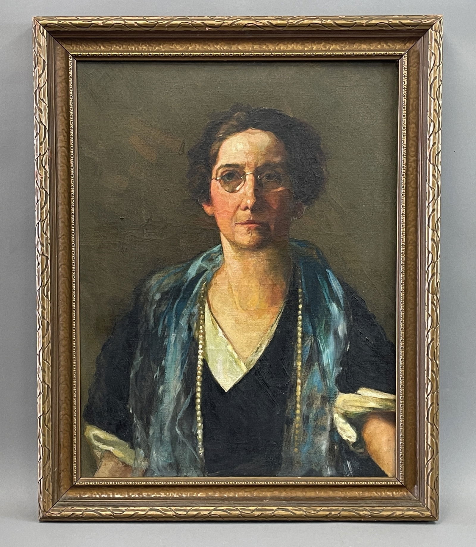 C. 1930 OIL ON CANVAS. WOMAN IN BLUE SHAWL, WHITE PEARLS AND WIRE RIM GLASSES.: C. 1930 OIL ON CANVAS. WOMAN IN BLUE SHAWL, WHITE PEARLS AND WIRE RIM GLASSES. AMERICAN SCHOOL, PHILADELPHIA. IN THE MANNER OF THOMAS EAKINS, SUSAN MACDOWELL EAKINS, CECILIA BEAUX. INDISTINCT PENCIL N