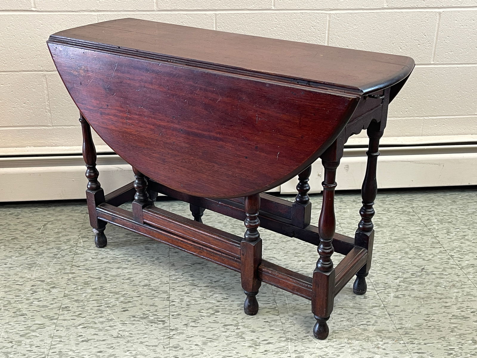 WILLIAM AND MARY EARLY WALNUT GATELEG TABLE (1 of 5)