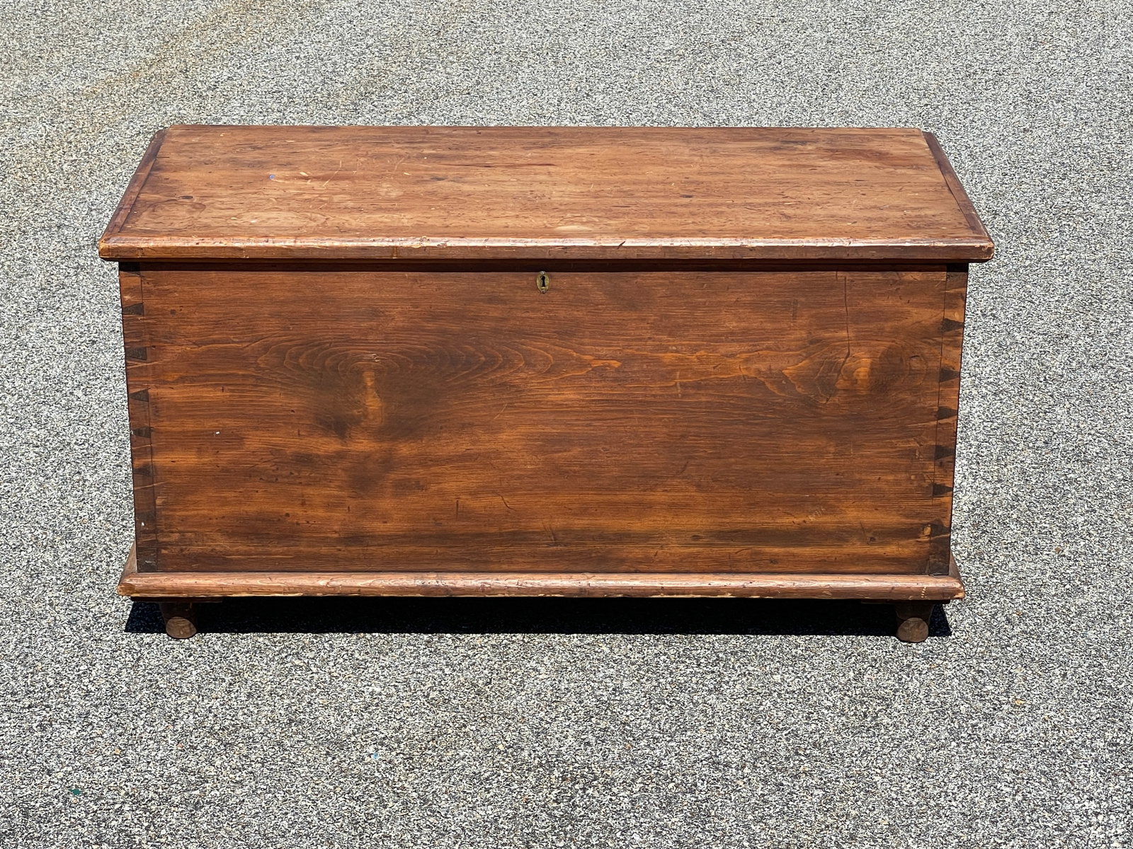 PINE BLANKET CHEST IN OLD FINISH: PINE BLANKET CHEST IN OLD FINISH 39" X 19" X 21"