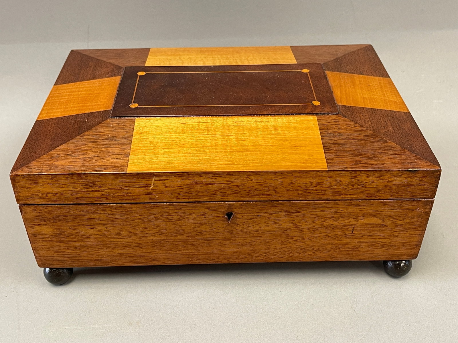 SEWING BOX: SEWING BOX 11" X 8" X 5"