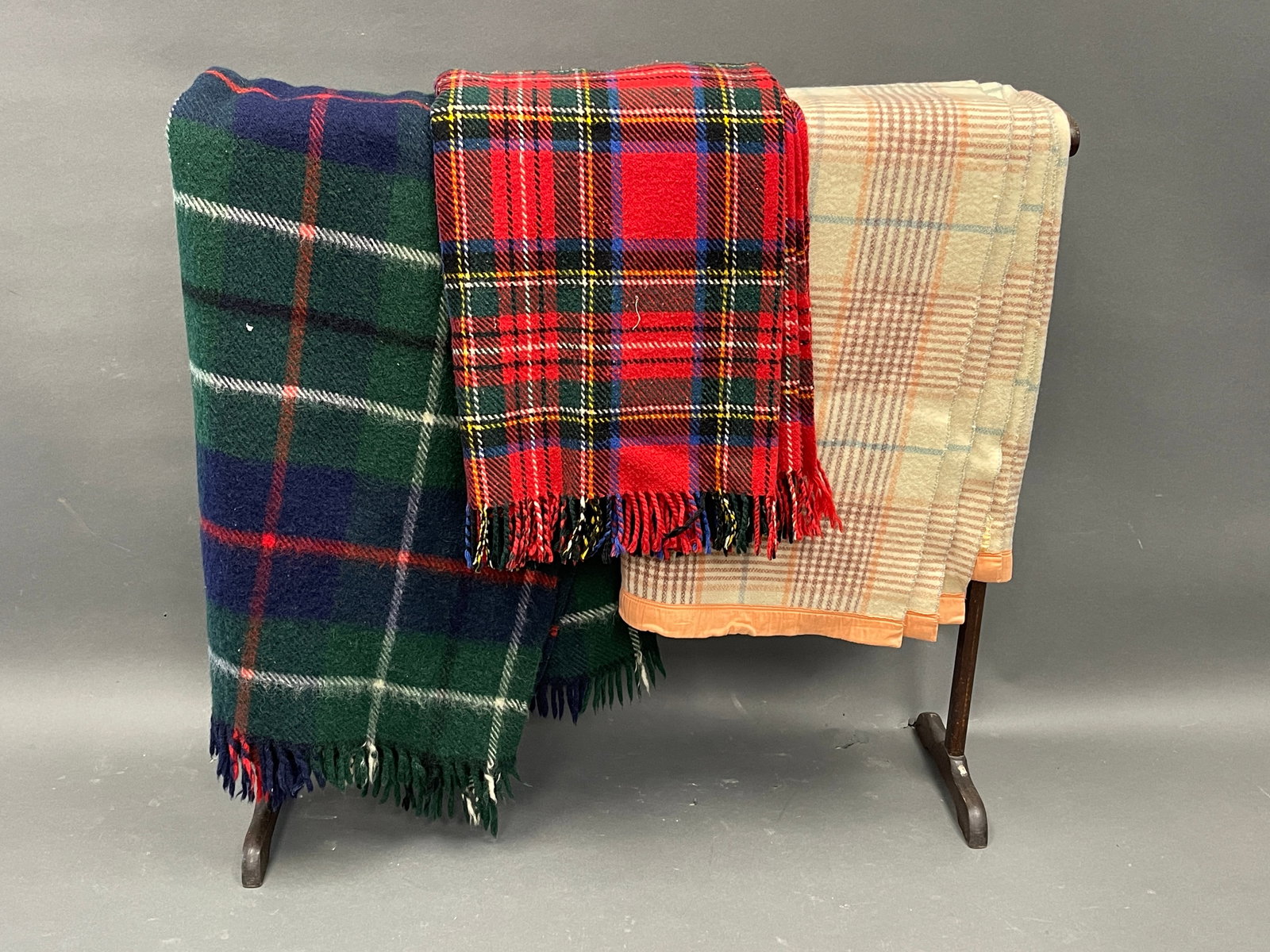 QUILT RACK WITH BLANKETS / QUILTS: QUILT RACK WITH BLANKETS / QUILTS