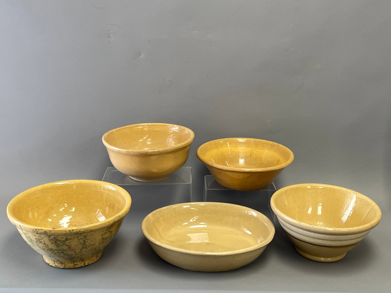 GROUPING OF YELLOWARE: GROUPING OF YELLOWARE, ALL WITH MINOR FLAWS, CHIPS, LINES