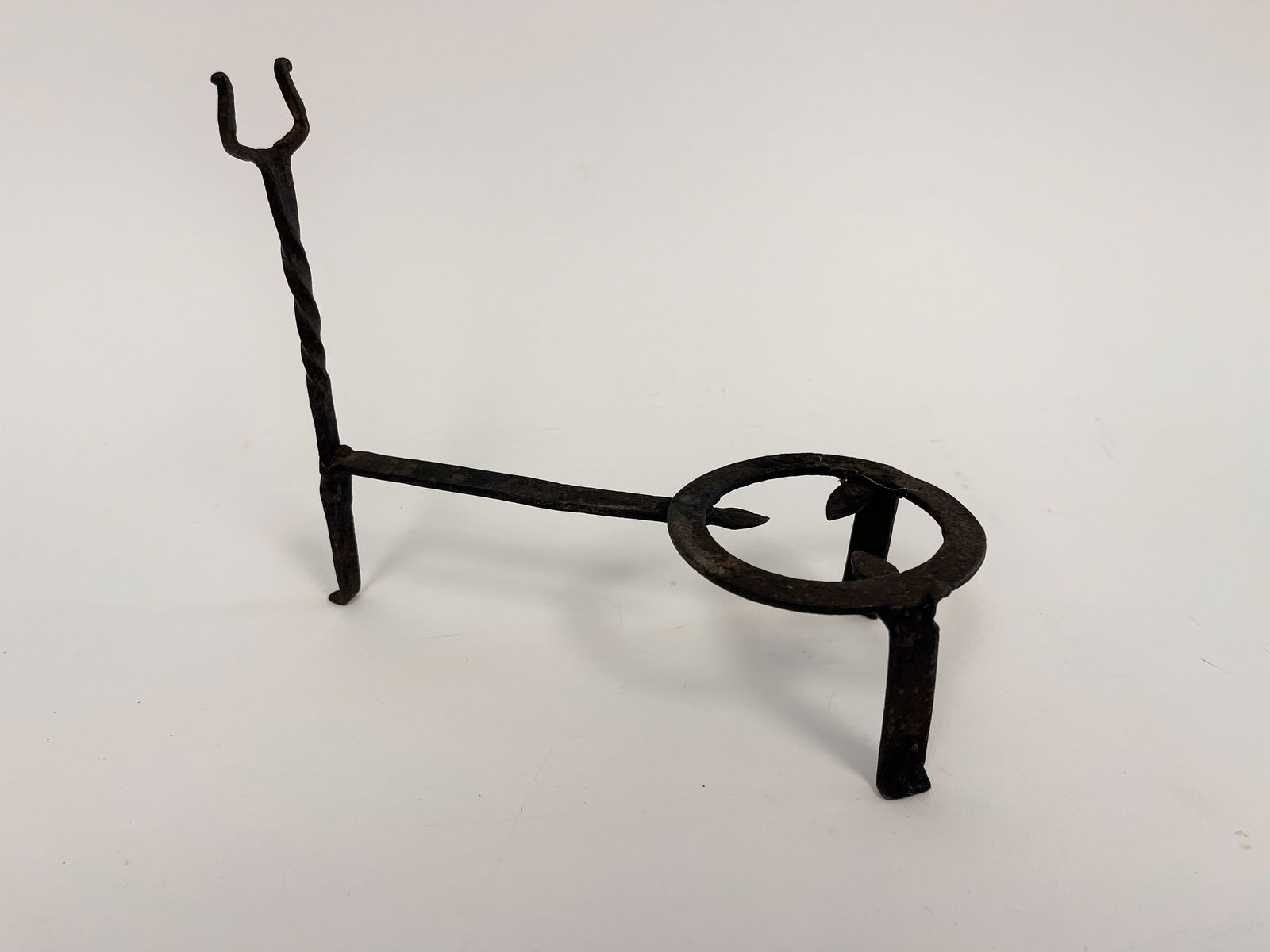 MINIATURE IRON TRIVET WITH HOLDER: MINIATURE IRON TRIVET WITH HOLDER