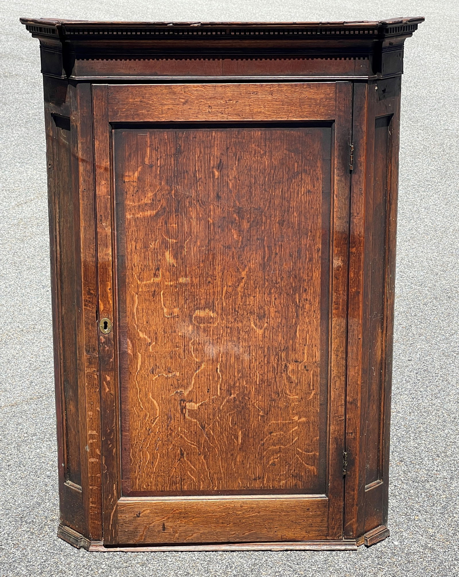 18TH C OAK HANGING CORNER CUPBOARD (1 of 3)