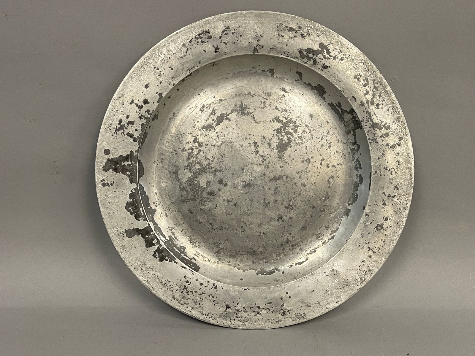 A LARGE 18" 18TH C PEWTER CHARGER (1 of 3)
