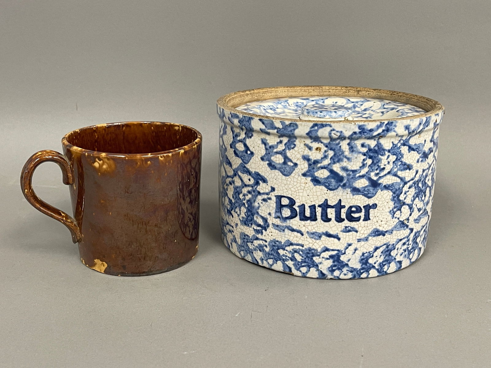 19 TH BLUE SPONGED STONEWARE BUTTER CROCK & ROCKINGHAM GLAZED MUG: 19 TH BLUE SPONGED STONEWARE BUTTER CROCK & ROCKINGHAM GLAZED MUG