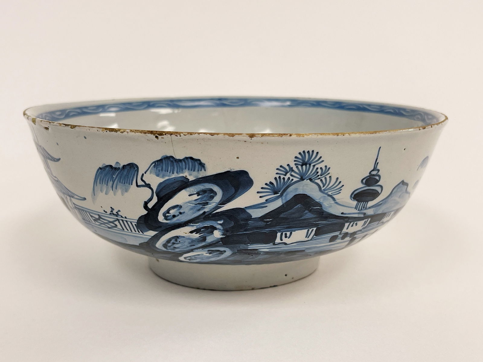 SMALL 1750'S ENGLISH BLUE & WHITE DELFT BOWL (1 of 5)
