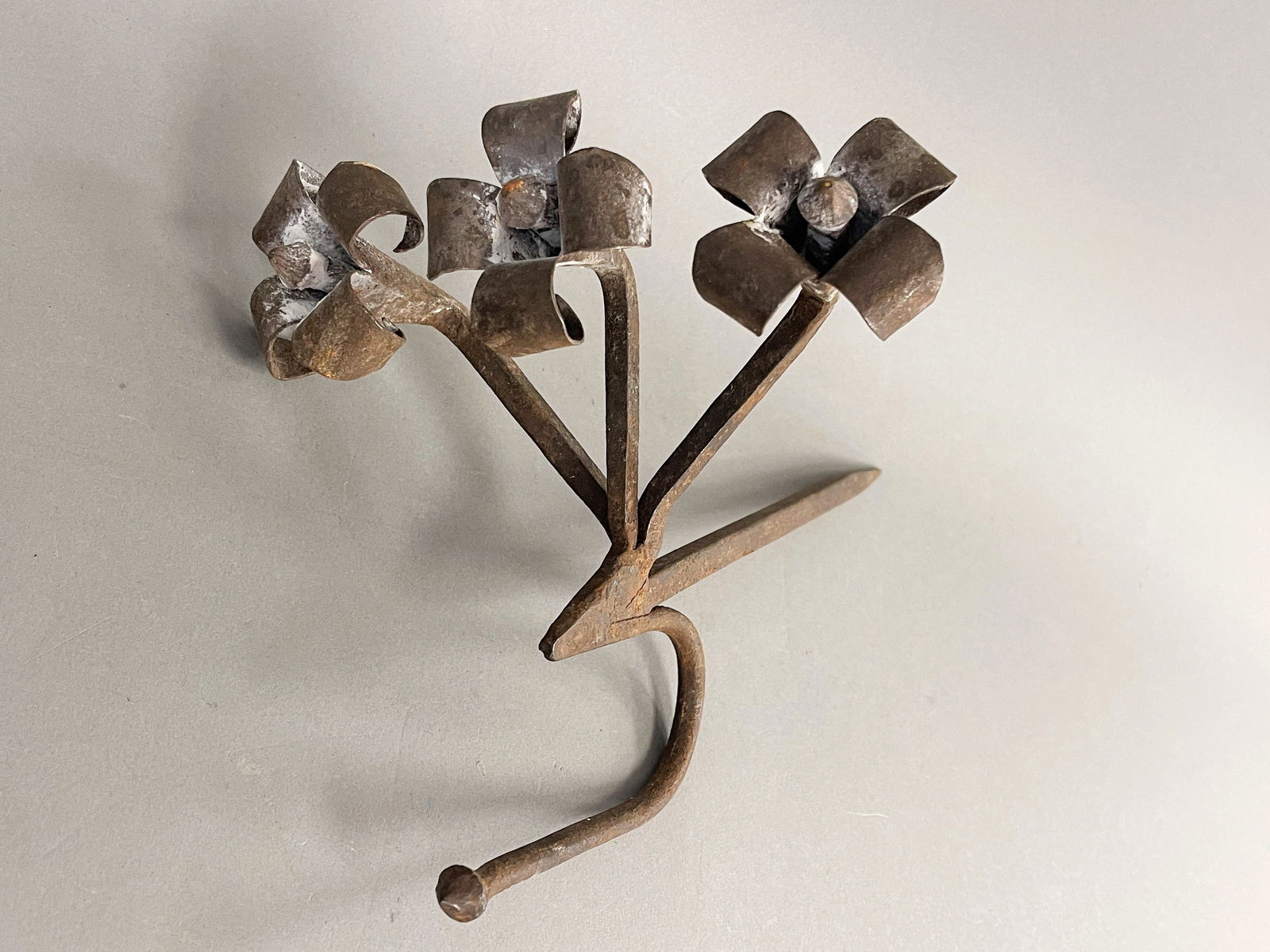 VERY UNUSUAL OVERSIZED STICKING TOMMY HOOK W/ 3 BLACKSMITH MADE FLOWER FINIALS (1 of 3)