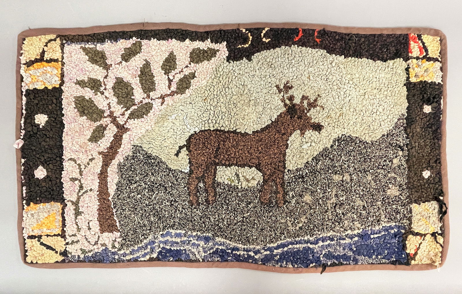HOOKED RUG FEATURE DEER. EARLY 20TH C. (1 of 3)