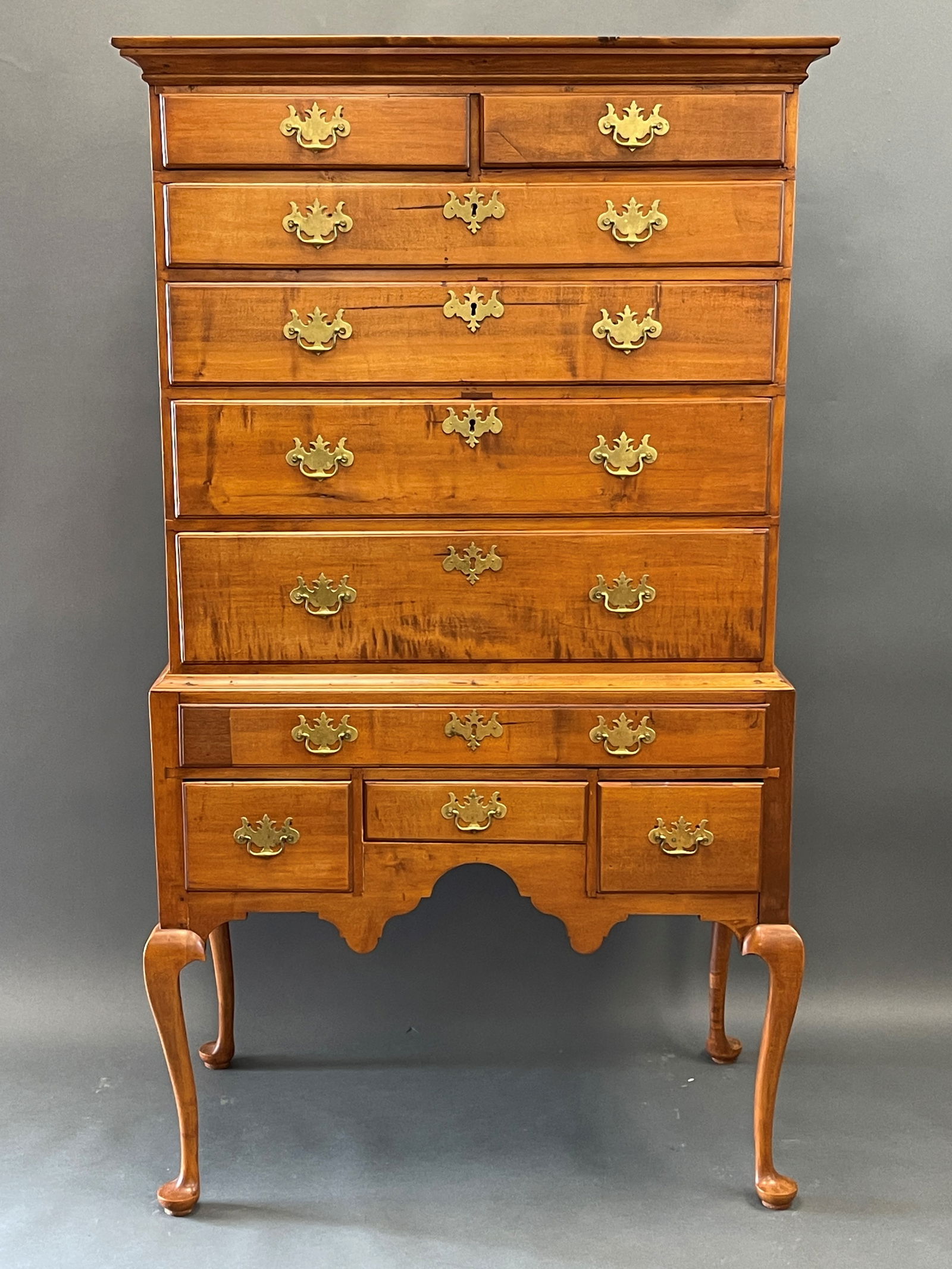 FINE 18TH C, QUEEN ANNE HIGHBOY IN MAPLE , MASSACHUSETTS (1 of 4)