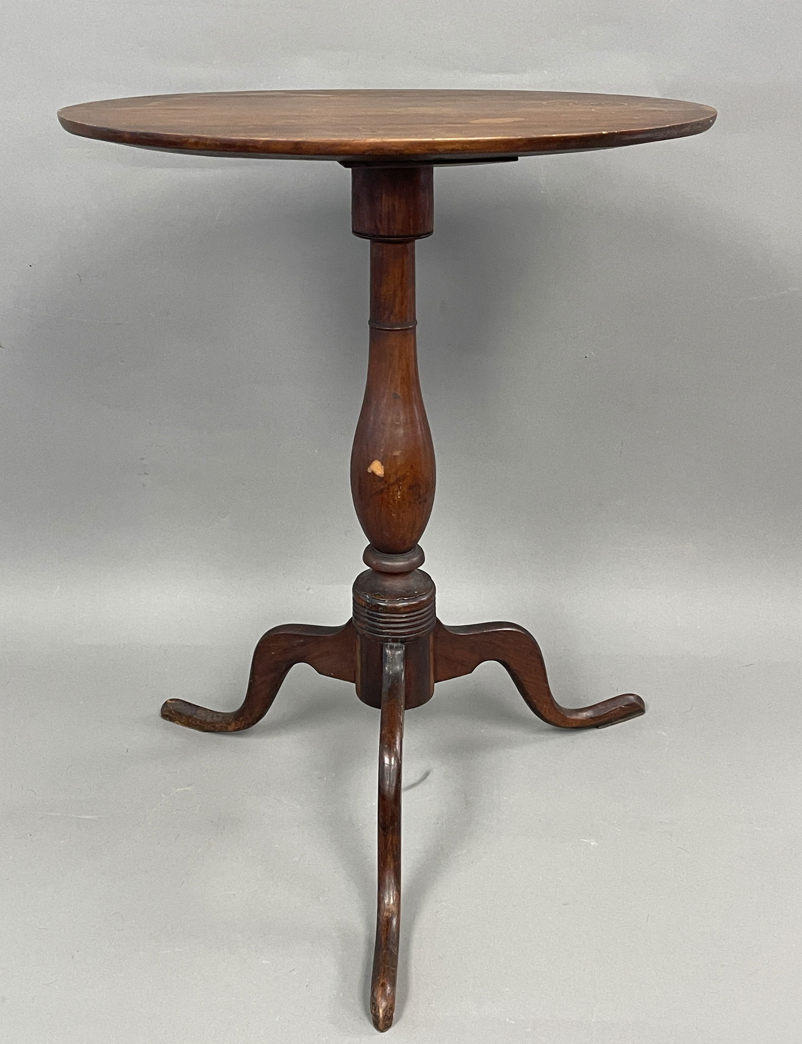 18TH C QUEEN ANNE OVAL TOP CANDLE STAND (1 of 4)