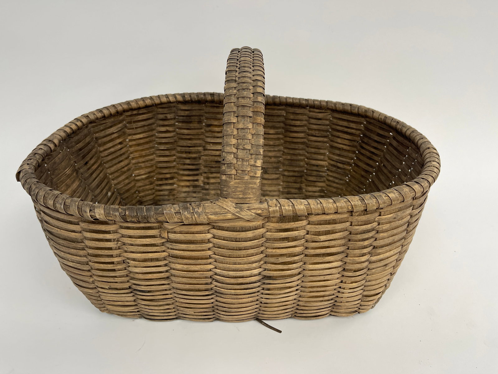 NATIVE AMERICAN WELL WOVEN BASKET: NATIVE AMERICAN WELL WOVEN BASKET