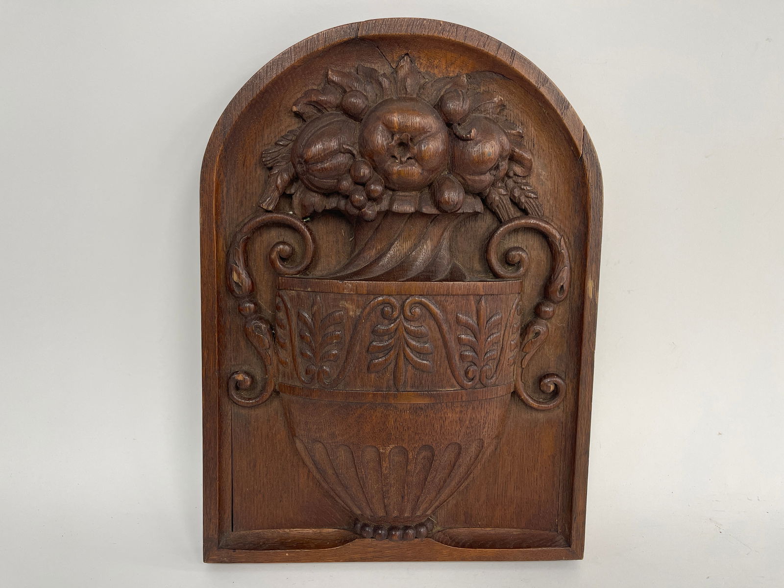 HAND CARVED WOOD PLAQUE OF URN AND FLOWERS (1 of 2)