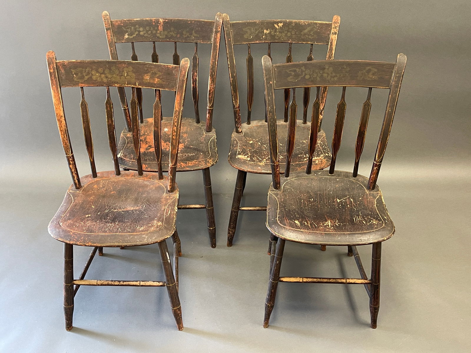 SET OF 4 STEP DOWN WINDSOR CHAIRS IN ORIGINAL GRAINED PAINT C.1810: SET OF 4 STEP DOWN WINDSOR CHAIRS IN ORIGINAL GRAINED PAINT C.1810 , ALL ORIGINAL