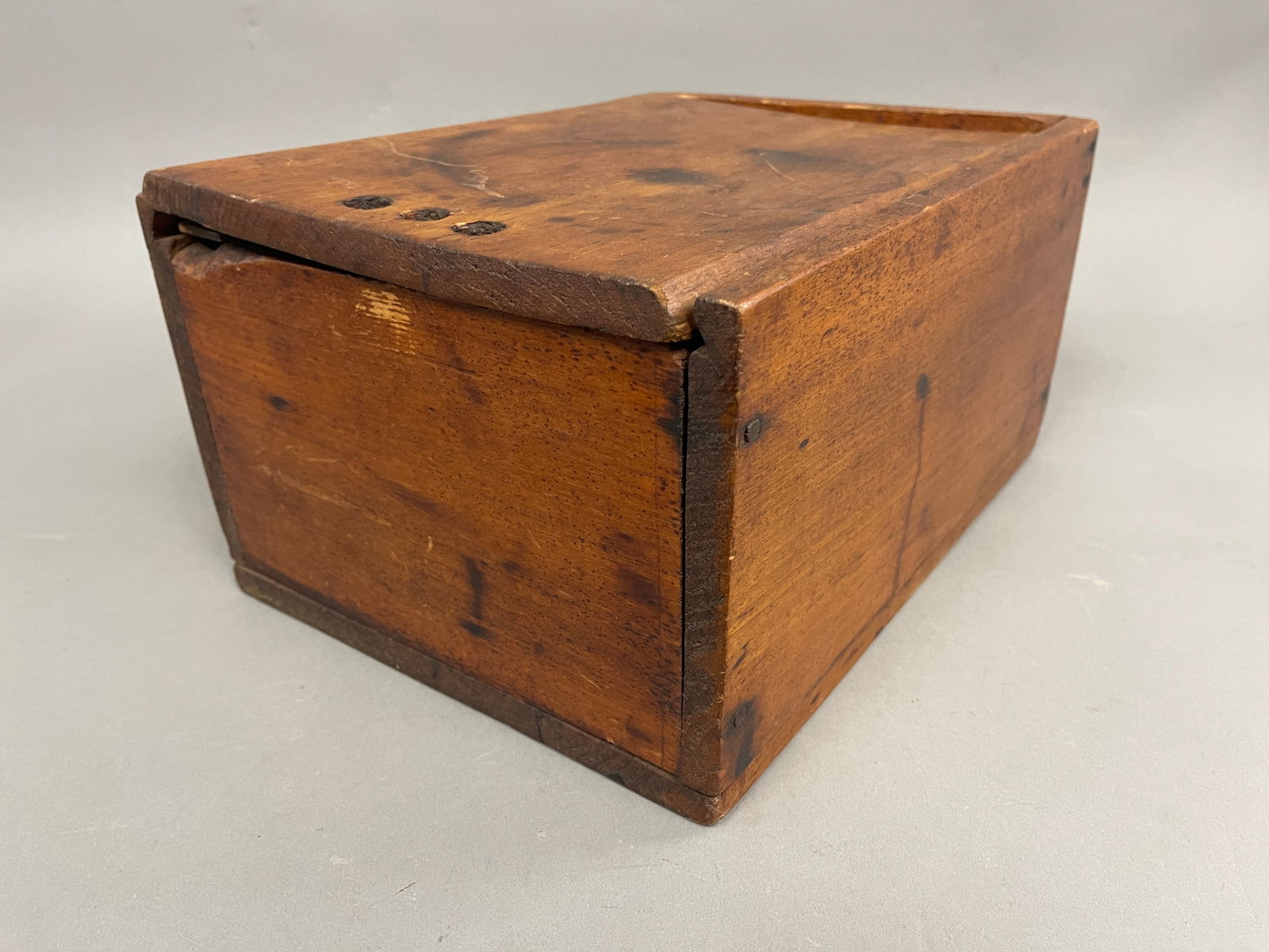 19TH C PINE SLIDING LID CANDLEBOX IN OLD SURFACE C. 1820 (1 of 4)