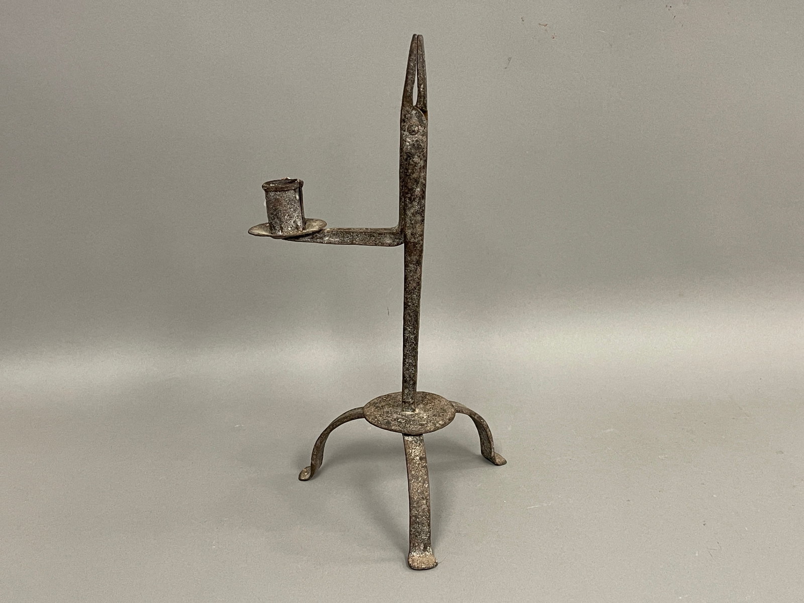 18TH C TRI LEGGED IRON RUSH LIGHT: 18TH C TRI LEGGED IRON RUSH LIGHT, 14"