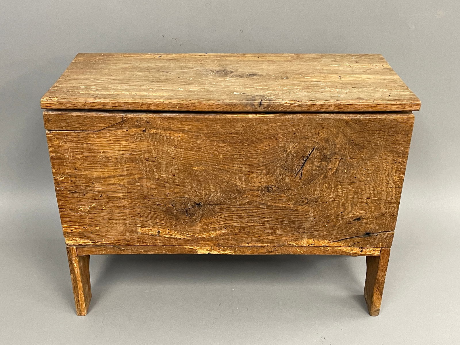 SMALL SIZED BLANKET CHEST (1 of 5)