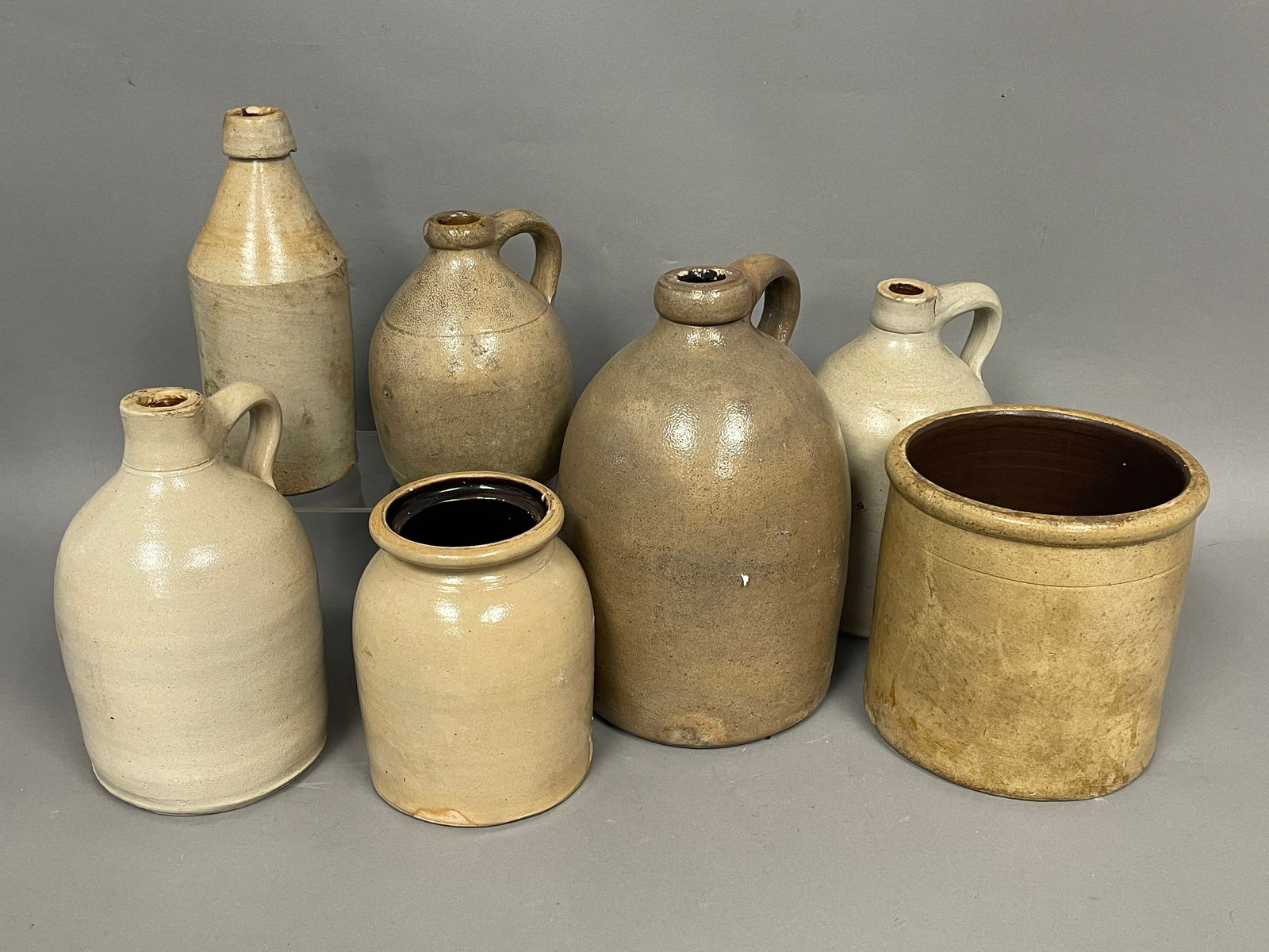 GROUPING OF SEVEN STONEWARE ITEMS: GROUPING OF SEVEN STONEWARE ITEMS 7"-12"