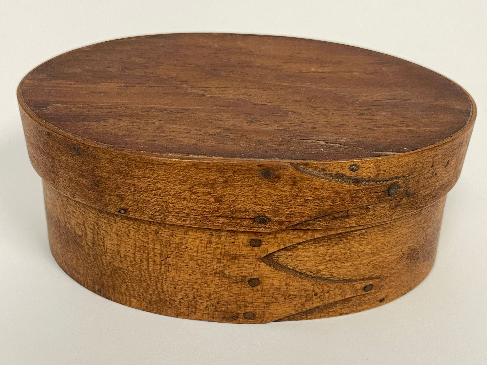 19TH C SHAKER FINGERED OVAL BOX W/ COVER (1 of 4)