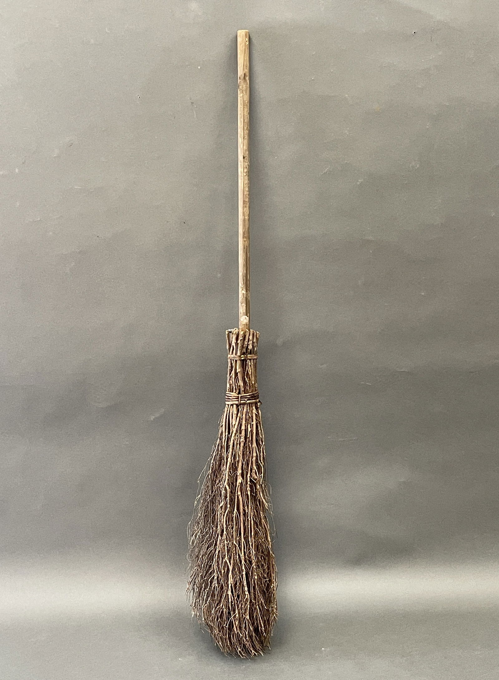 FINE 19TH C PRIMITIVE EARLY TWIGS HEARTH BROOM IN ORIGINAL CONDITION (1 of 2)