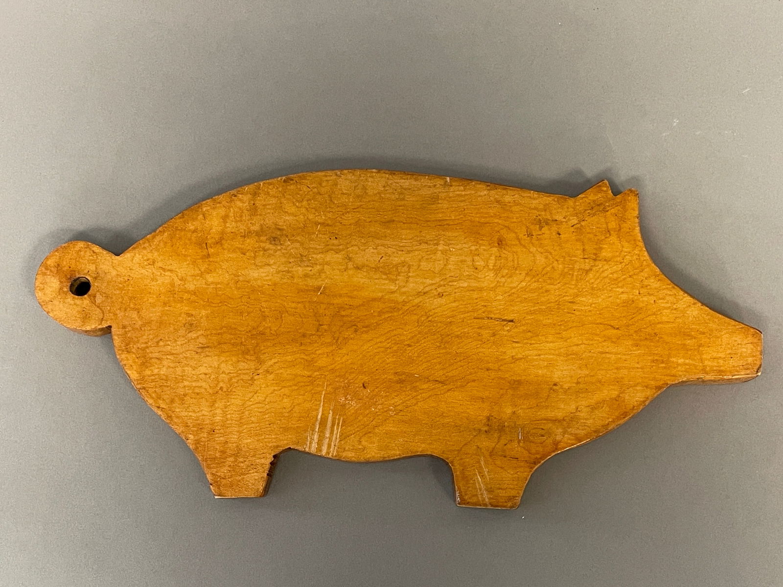 TIGER MAPLE PIG CUTTING BOARD VINTAGE (1 of 2)