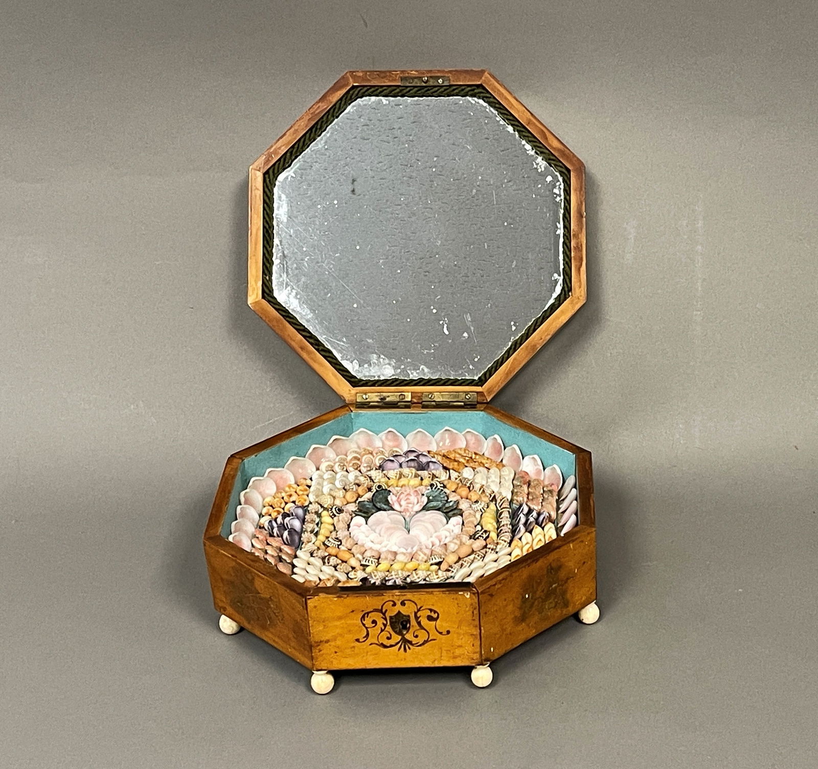 SAILORS VALENTINE IN A 19TH C BOX (1 of 6)