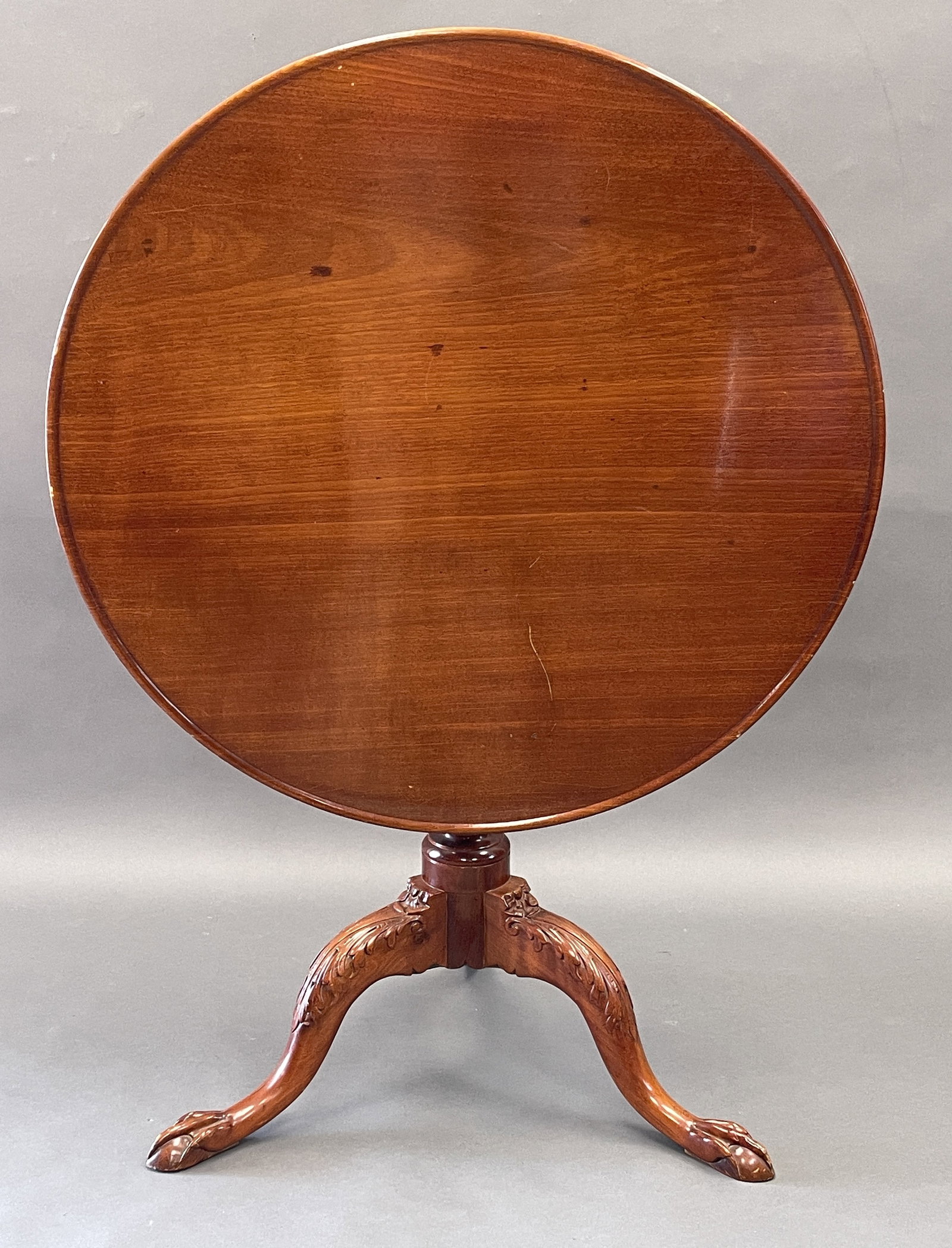 RARE VIRGINIA CHIPPENDALE TILT TOP: RARE SOUTHERN STATE VIRGINIA CHIPPENDALE TILT TOP , DISH TOP , BOLD CARVE , BALL AND CLAW FEET C.1770 33" X 28.5"