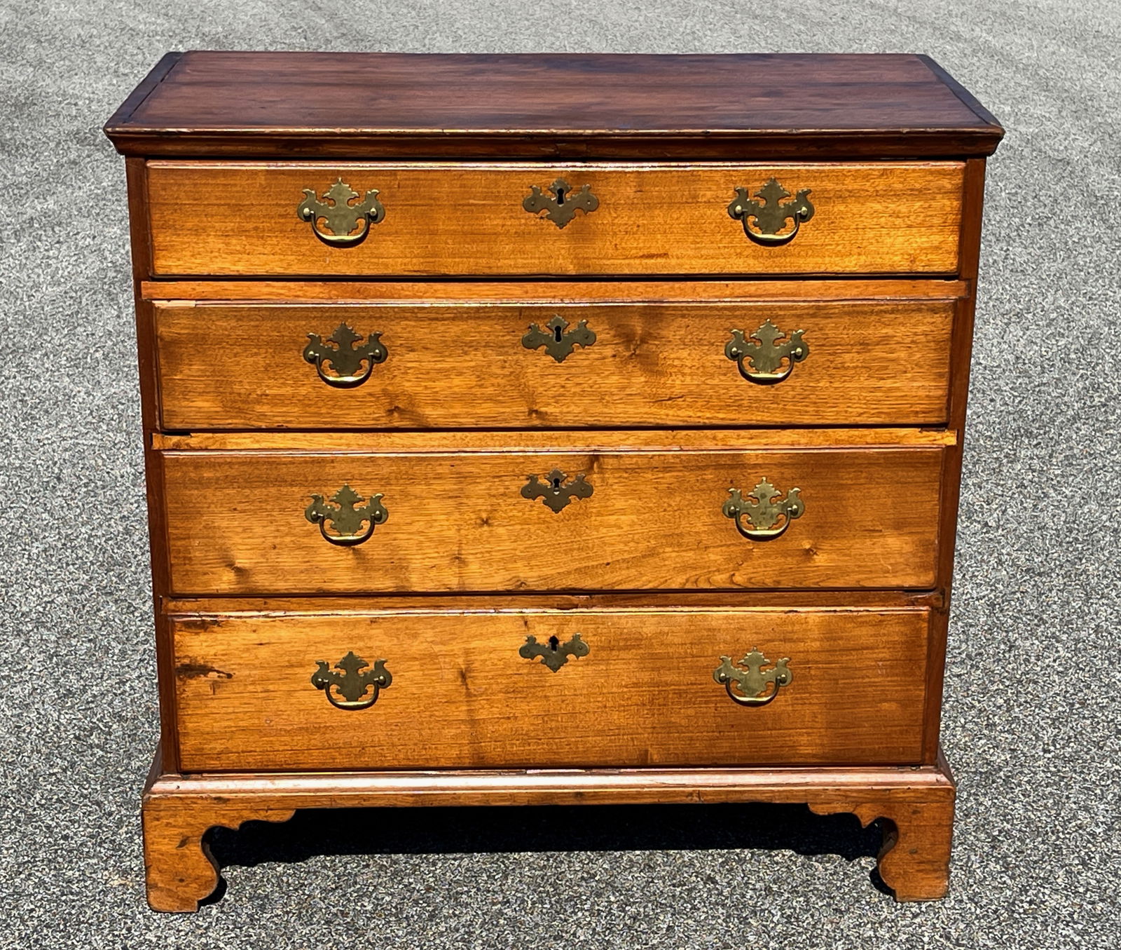 18TH C MAPLE CHIPPENDALE CHEST HAVING FOUR GRADUATED DRAWERS, CHIPPENDALE BRACKET BASE (1 of 5)