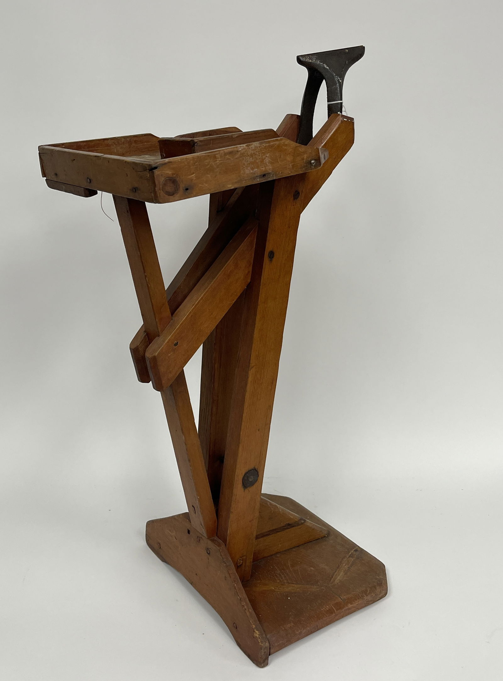 PRIMITIVE COBBLERS VISE (1 of 3)