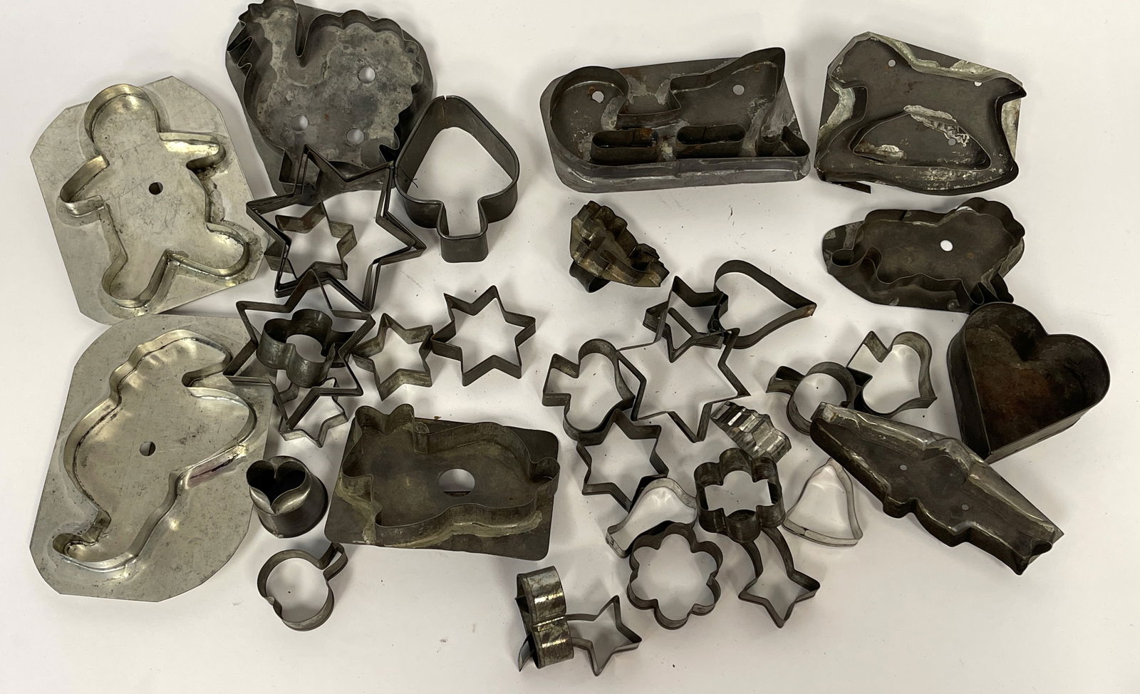 BOX UNUSUAL OLD TIN COOKIE MOULDS (1 of 1)