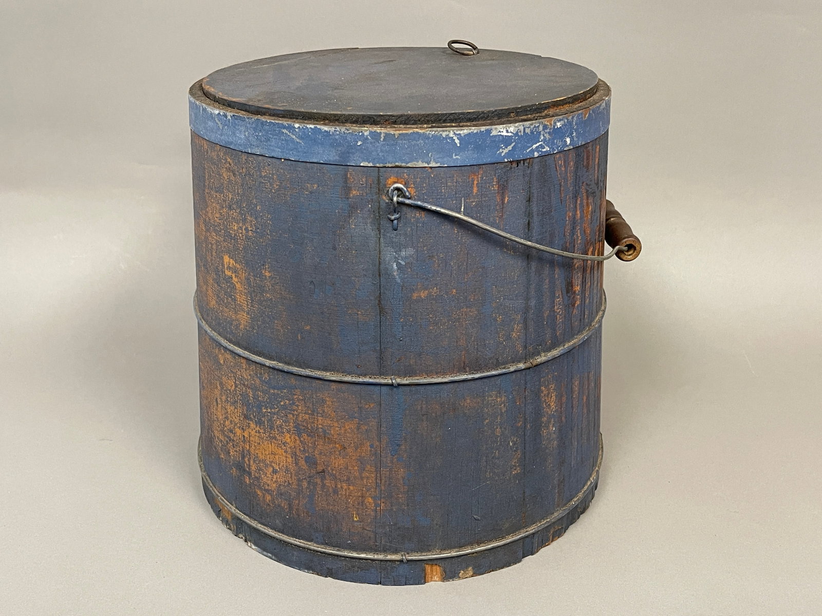 BLUE BAIL HANDLE LIDDED BUCKET: BLUE BAIL HANDLE LIDDED BUCKET