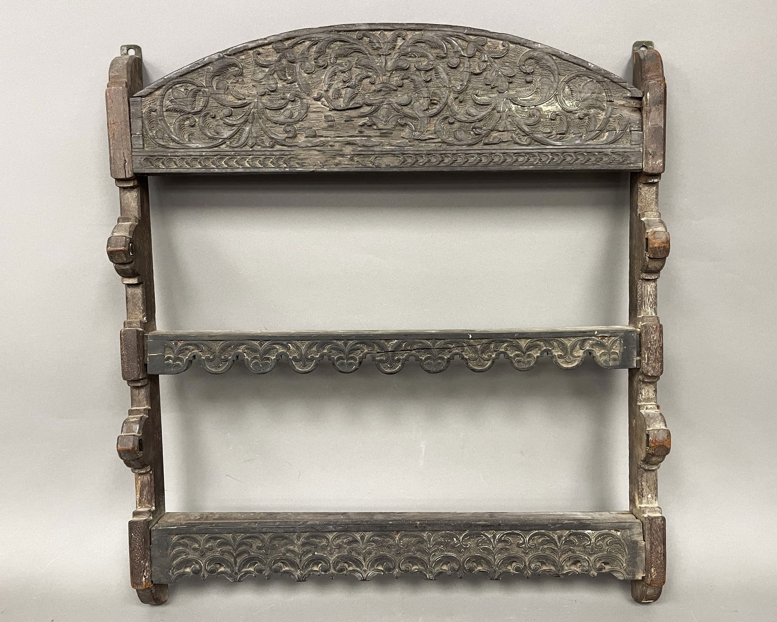 A 17TH C CARVED WALL RACK IN OLD SURFACE C. 1680-1700 (1 of 3)