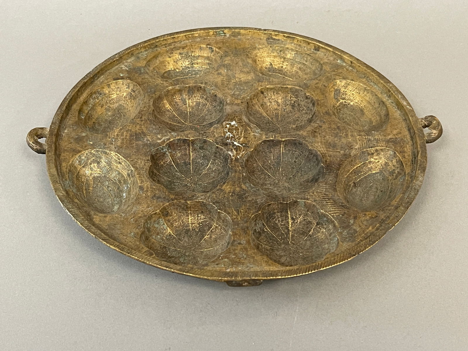 UNUSUAL ROUND BRONZE METAL COLORED MAPLE SUGAR CANDY MOULD (1 of 3)