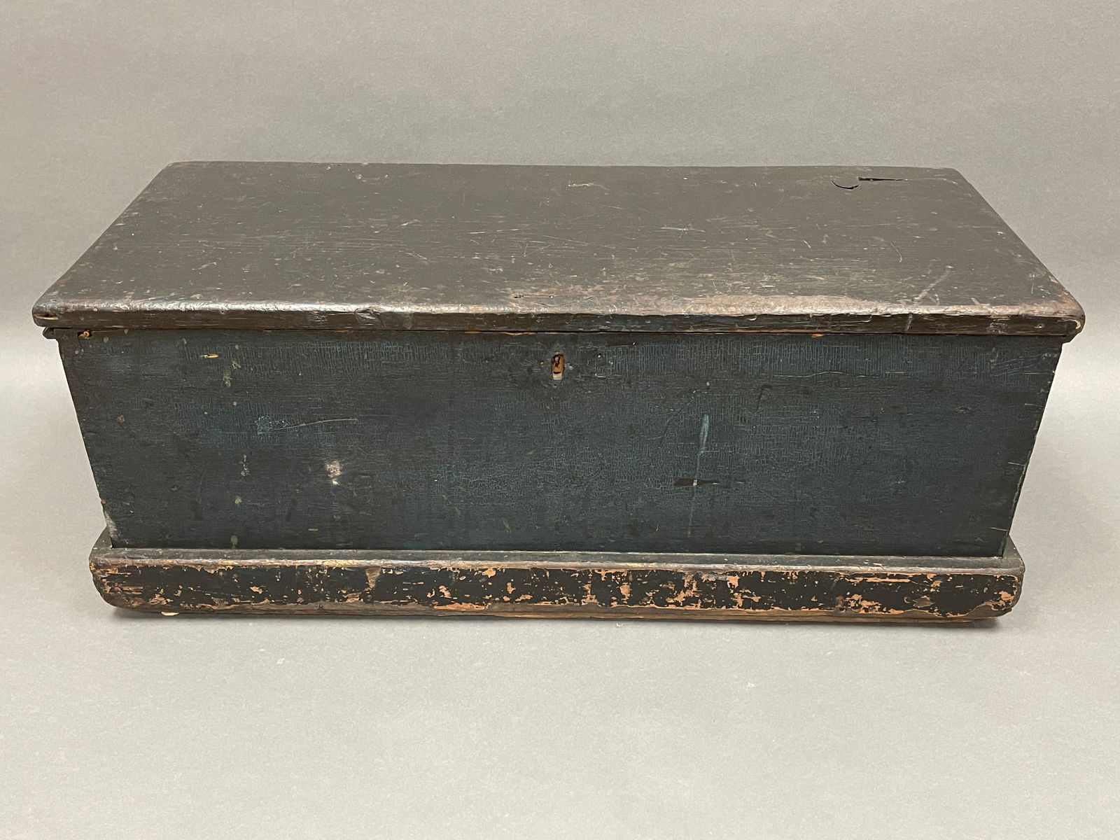 EARLY 19TH C MAINE PAINTED SEA CHEST (1 of 8)