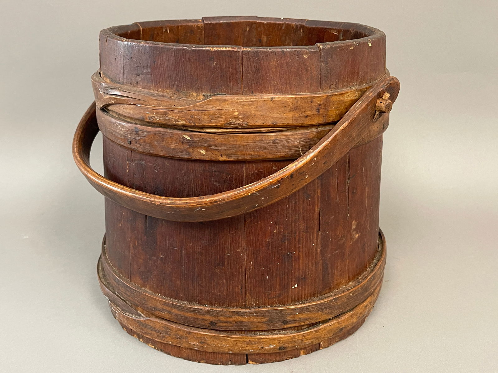 EARLY WOODEN LAP BANDED WATER BUCKET W/ SWING HANDLE (1 of 5)