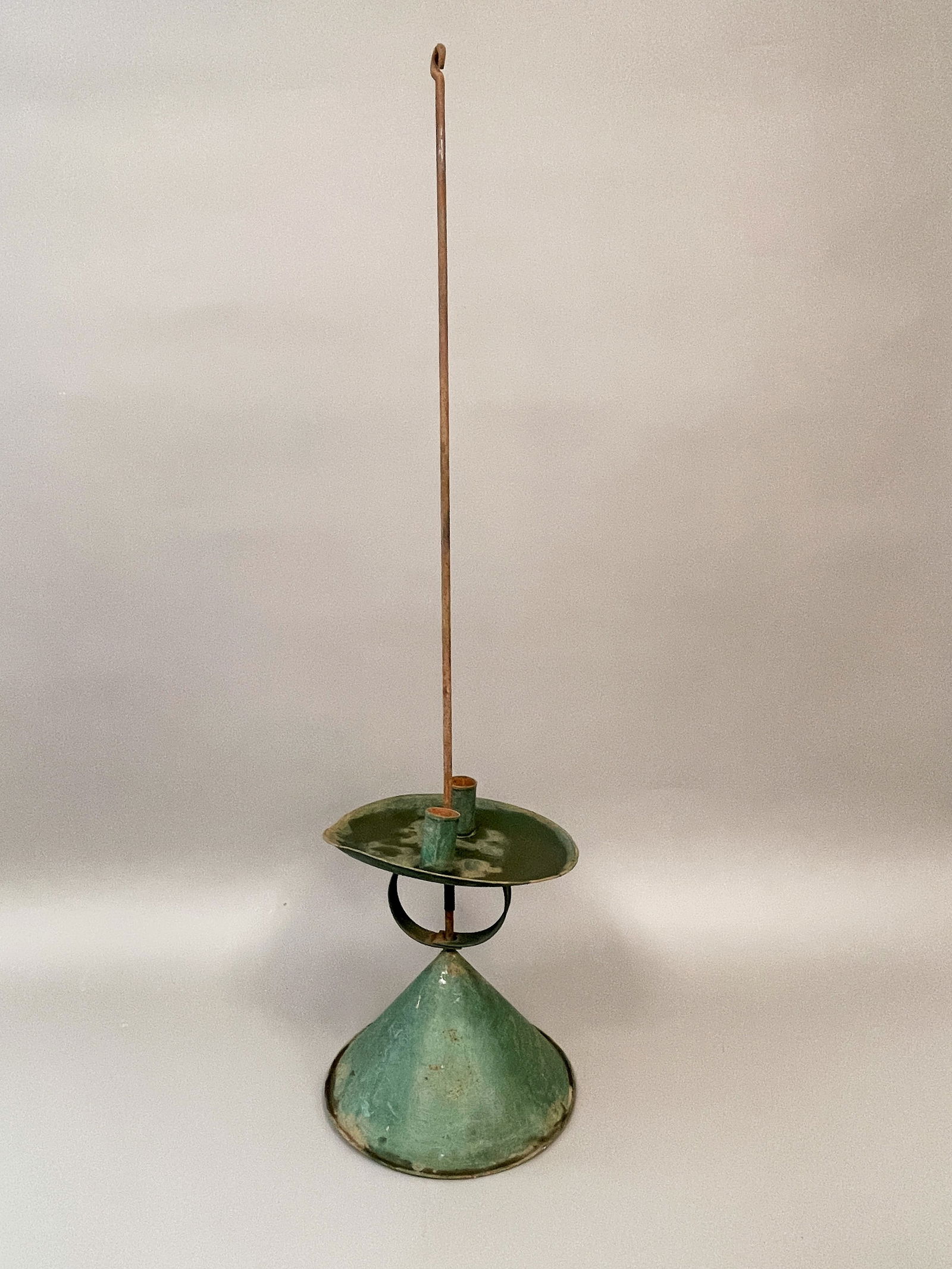 BIG SAND WEIGHTED DOUBLE CANDLE-DISH TABLE TOP LIGHTING DEVICE IN THE OLD GREEN PAINT (1 of 4)