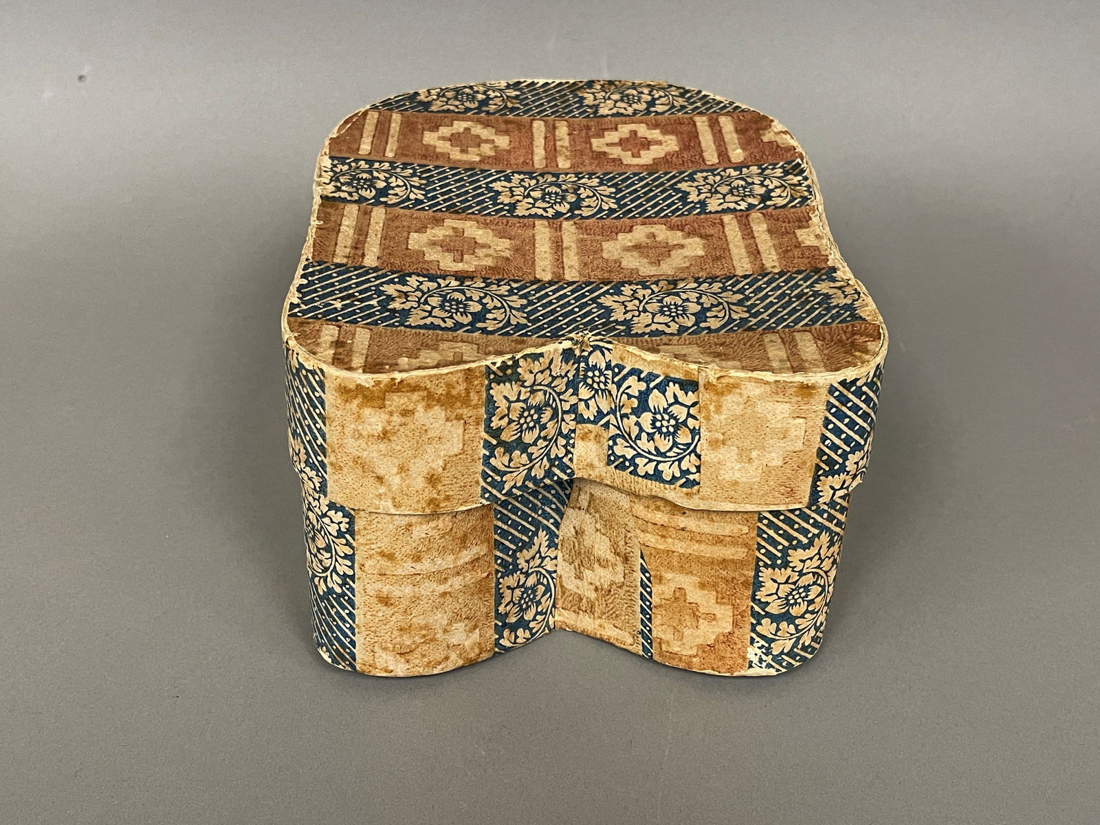 19TH C COLLARED WALLPAPER BOX (1 of 4)