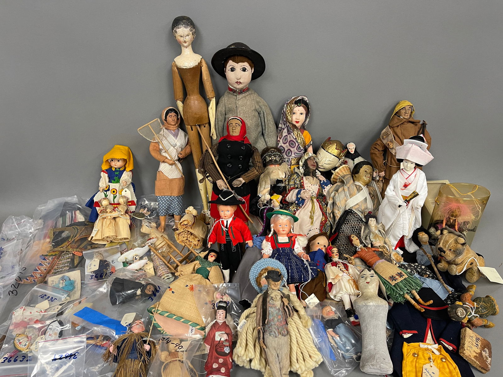GROUPING OF MISCELLANEOUS MUSEUM DOLLS (1 of 9)