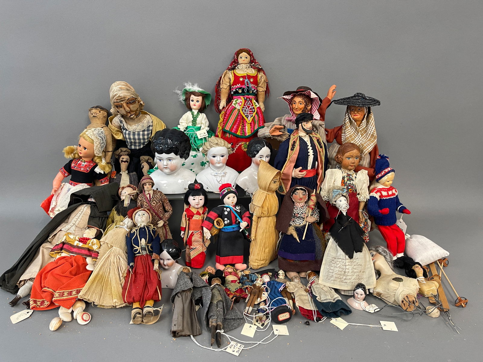 GROUPING OF MISCELLANEOUS MUSEUM DOLLS (1 of 7)