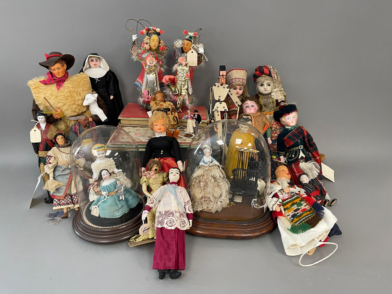 GROUPING OF MISCELLANEOUS MUSEUM DOLLS (1 of 5)