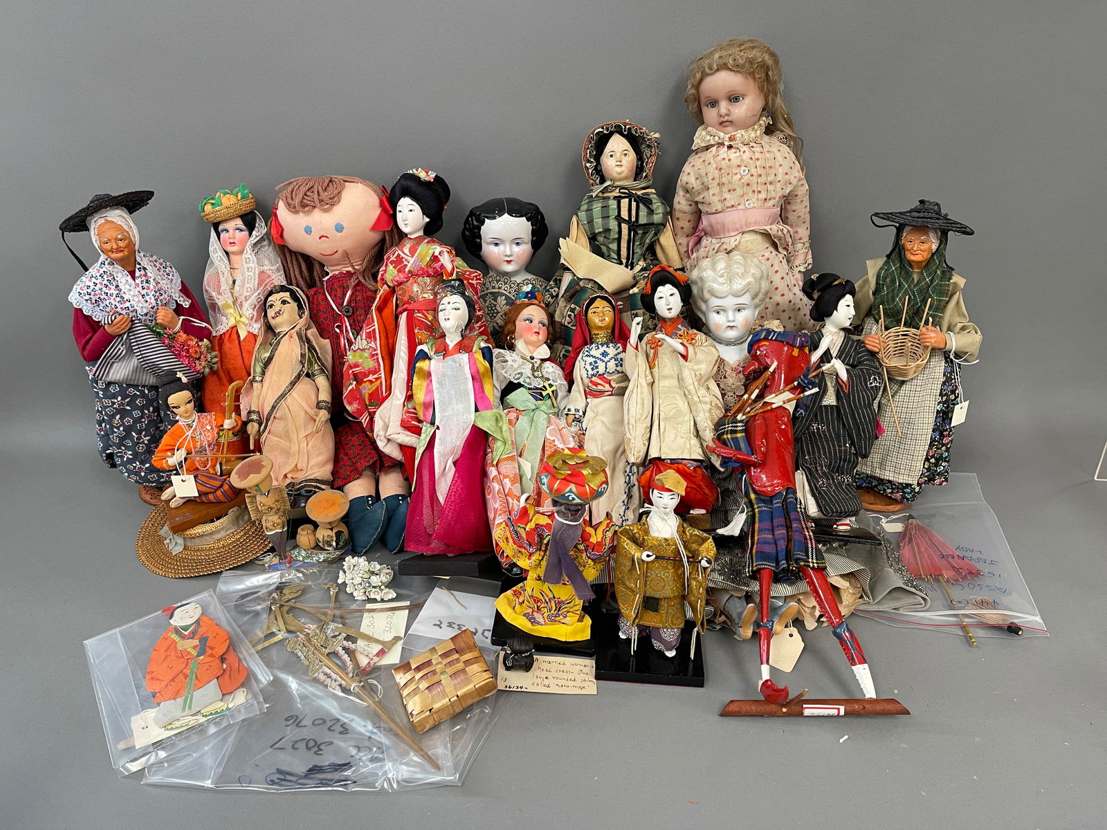 GROUPING OF MISCELLANEOUS MUSEUM DOLLS (1 of 5)