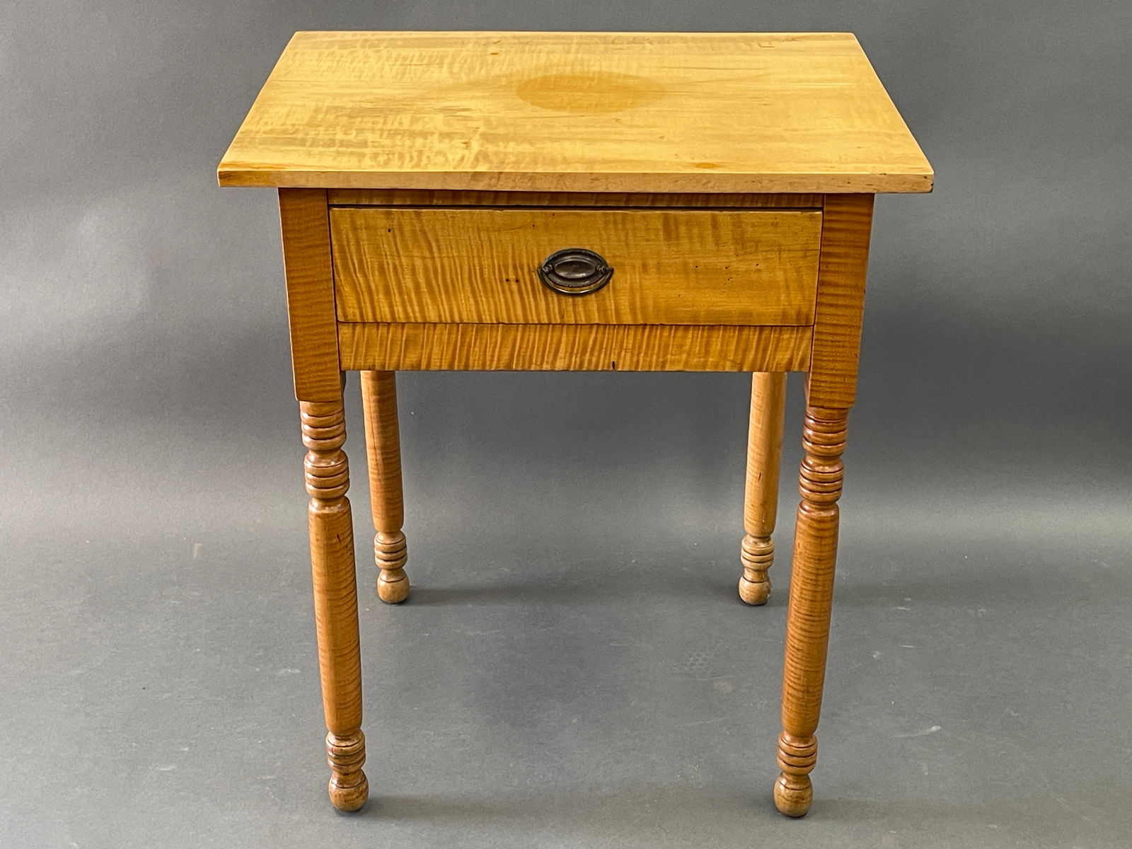 EARLY 19TH C TIGER MAPLE ONE DRAWER STAND, TURNED LEGS GREAT TIGER MAPLE NH, C1810 (1 of 6)