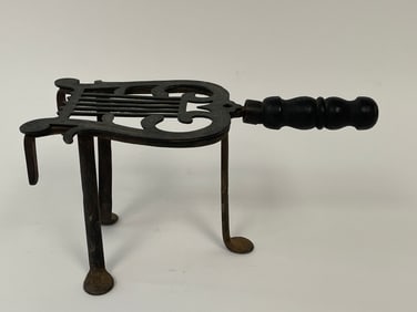 18THC BRASS MUSIC MOTIF TRIVET