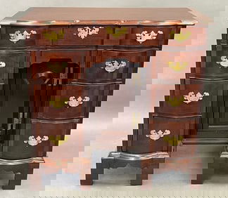 RARE C.1760 BOSTON BLOCKFRONT KNEEHOLE CHEST