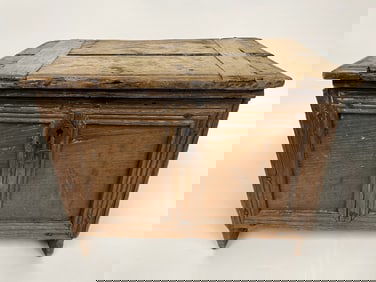 EARLY 18TH C PRIMITIVE LIFT TOP BOX