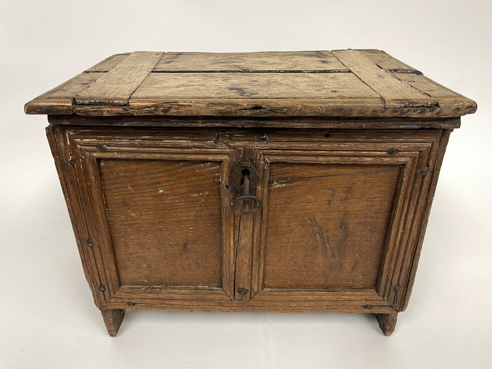 EARLY 18TH C PRIMITIVE LIFT TOP BOX (1 of 7)
