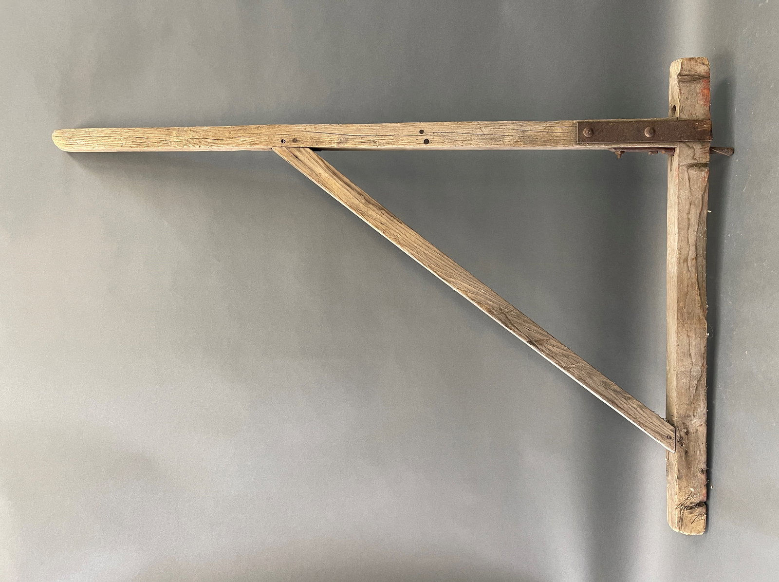 PRIMITIVE BLANKET / QUILT CRANE: PRIMITIVE BLANKET / QUILT CRANE, PEGGED WITH IRON SUPPORTS, 60L X 44T