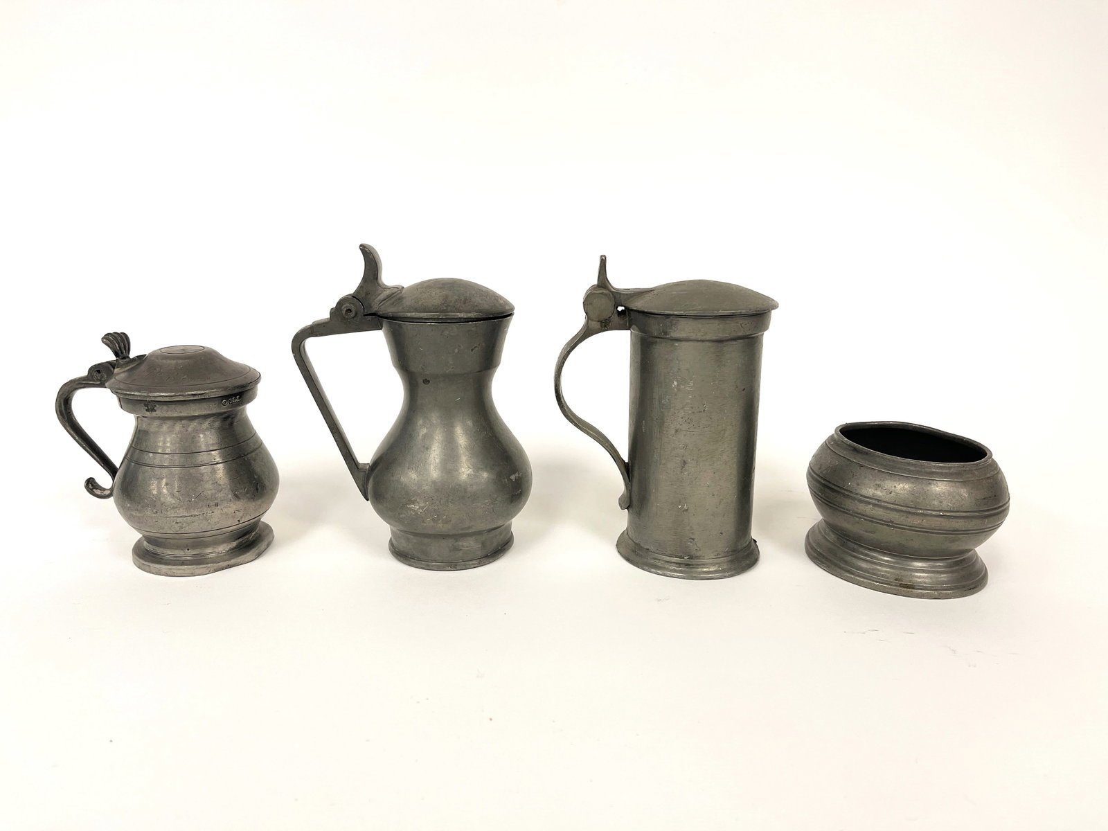 3 18TH-19TH SMALL PEWTER MEASURES, MASTER SALT: 3 18TH-19TH COVERED SMALL PEWTER MEASURES AND A GENEROUS PEWTER MASTER SALT TALLEST 4.5"